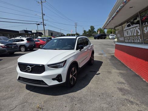 Used 2023 Volvo XC40 B5 Plus AWD/4WD image 4