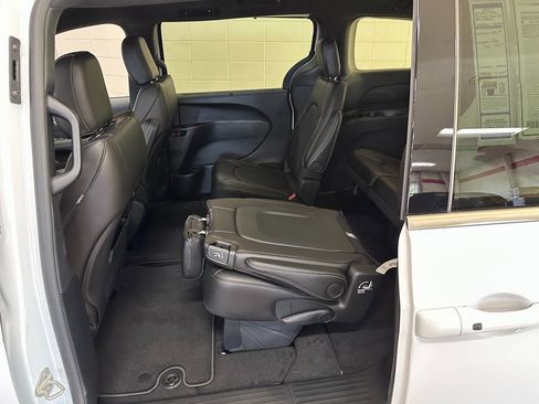 New 2026 Chrysler Pacifica Select image 39