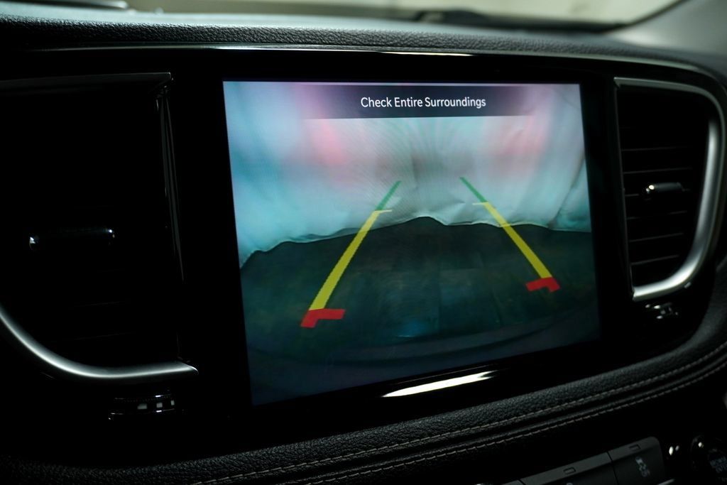 Used 2021 Chrysler Pacifica Limited w/ Uconnect Theater Family Group FWD image 28