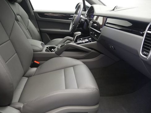 Used 2023 Porsche Cayenne AWD/4WD image 24