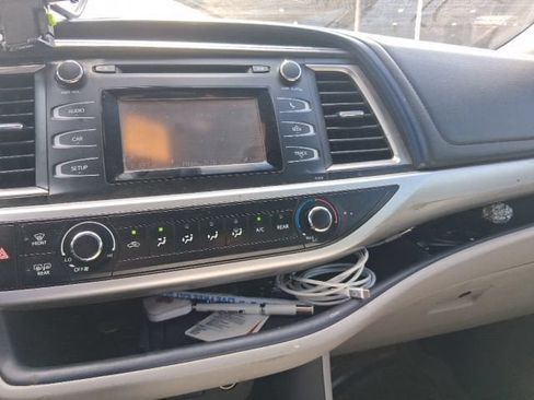 Used 2019 Toyota Highlander LE FWD image 6