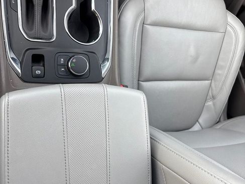 Used 2018 Chevrolet Traverse Premier w/ Driver Confidence II Package FWD image 17