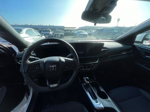 Used 2025 Buick Envista Preferred image 33