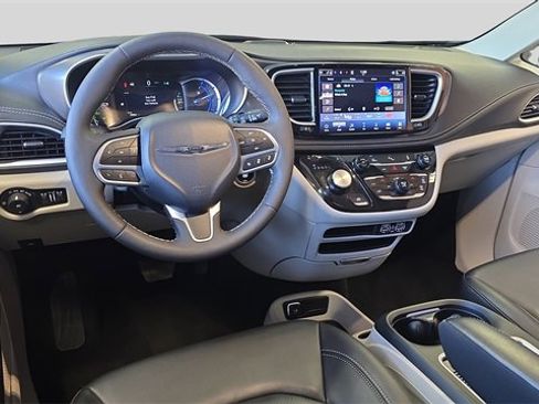 Used 2024 Chrysler Pacifica Select image 20