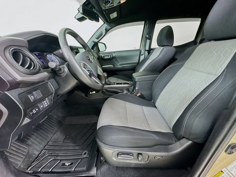 Used 2020 Toyota Tacoma TRD Off-Road AWD/4WD image 24