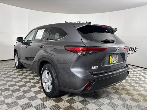 Used 2022 Toyota Highlander LE AWD/4WD image 6
