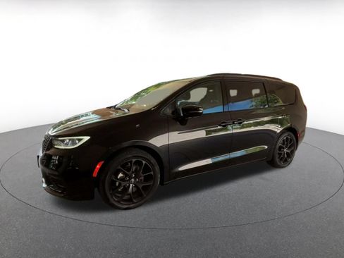 Used 2025 Chrysler Pacifica Limited FWD image 4