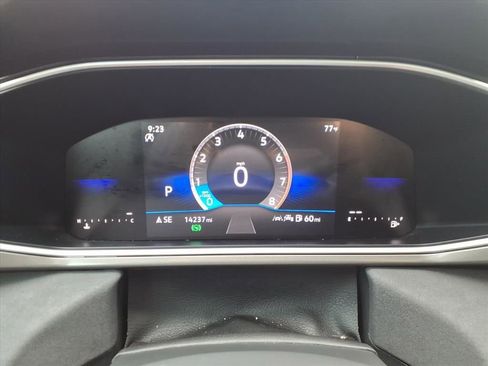 Used 2025 Volkswagen Taos SE FWD image 14