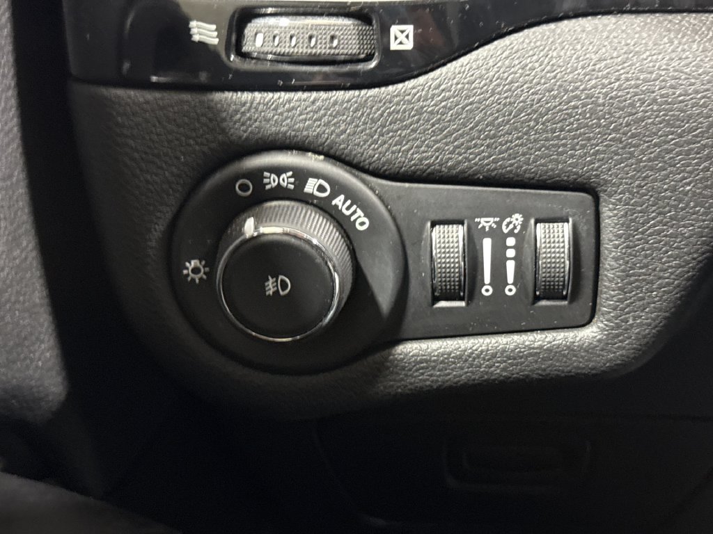 Used 2020 Jeep Cherokee Latitude Plus AWD/4WD image 18