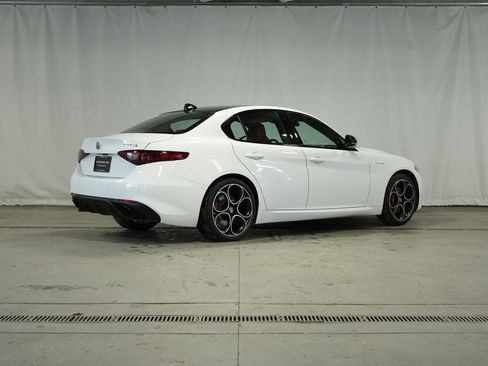 Used 2022 Alfa Romeo Giulia Veloce image 5