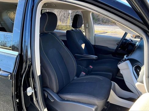 Used 2022 Chrysler Voyager LX image 27