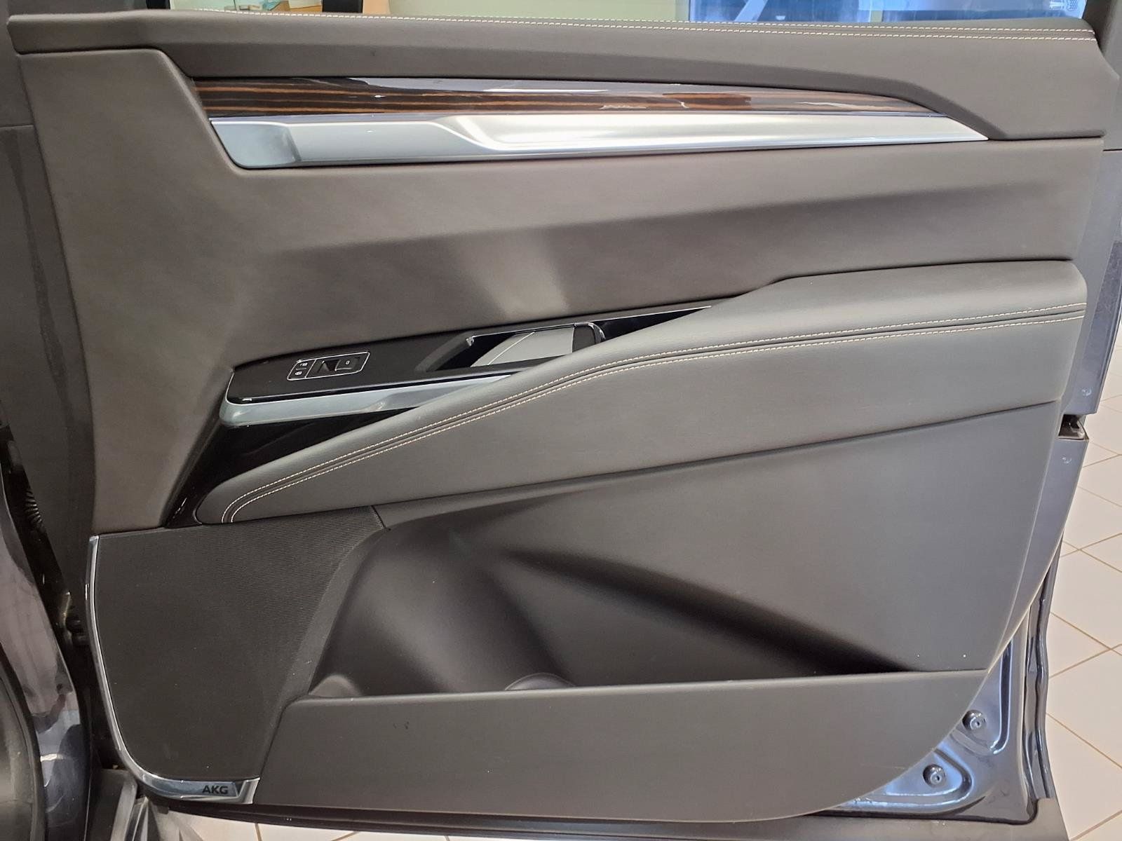 Used 2025 Cadillac Escalade Luxury RWD image 12