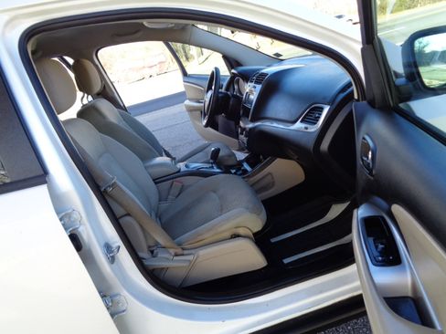 Used 2013 Dodge Journey SXT w/ Flexible Seating Group image 19