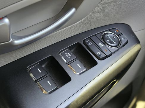 Used 2018 Kia Sedona L FWD image 24