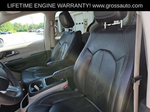 Used 2023 Chrysler Pacifica Touring-L FWD image 15