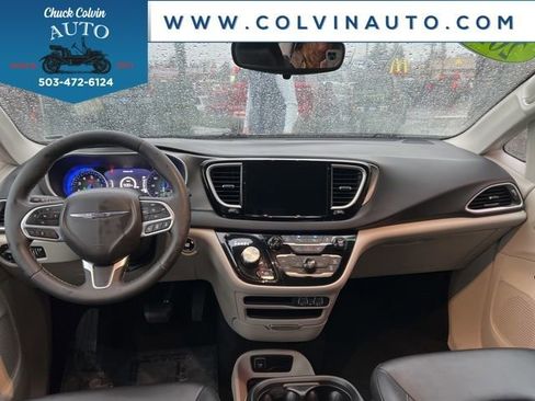 Used 2024 Chrysler Pacifica Touring-L image 16