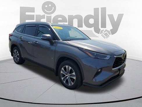Used 2022 Toyota Highlander XLE AWD/4WD image 7