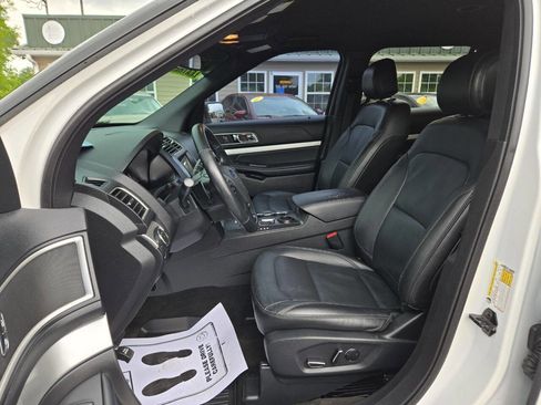 Used 2017 Ford Explorer XLT w/ Equipment Group 202A FWD image 18