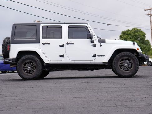 Used 2017 Jeep Wrangler Unlimited Sahara AWD/4WD image 12