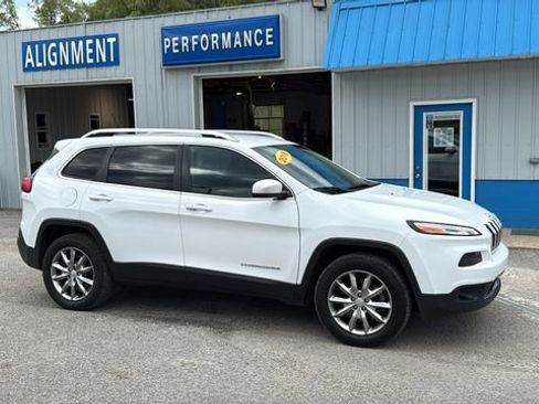 Used 2018 Jeep Cherokee Limited AWD/4WD image 3