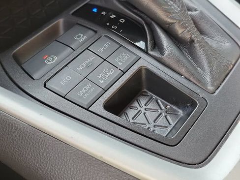 Used 2022 Toyota RAV4 LE AWD/4WD image 16