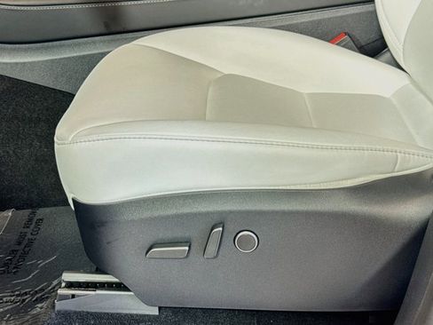 Used 2025 Tesla Model Y Long Range RWD image 18