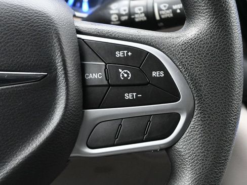 Used 2017 Chrysler Pacifica Touring w/ Tire & Wheel Group FWD image 6