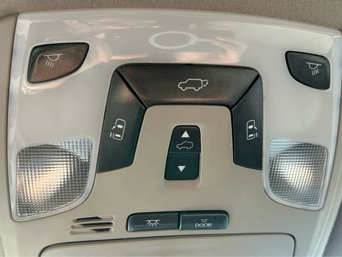 Used 2013 Toyota Sienna XLE image 23