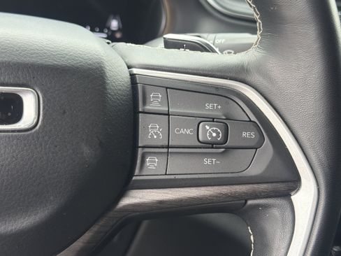 Used 2022 Jeep Grand Cherokee Limited AWD/4WD image 10