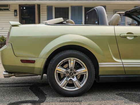 Used 2005 Ford Mustang Convertible RWD image 10