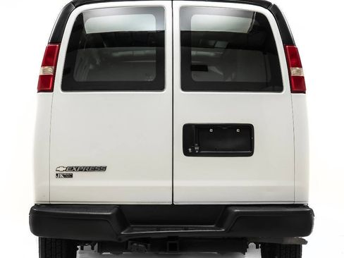 Used 2017 Chevrolet Express 2500 Extended image 8