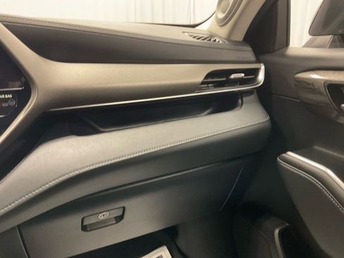 Used 2023 Toyota Highlander Limited image 28