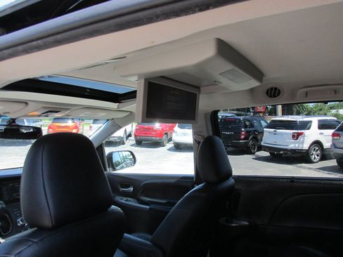 Used 2016 Toyota Sienna SE Premium FWD image 10