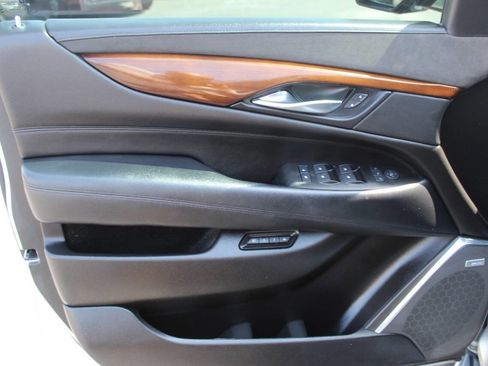 Used 2017 Cadillac Escalade Luxury image 21