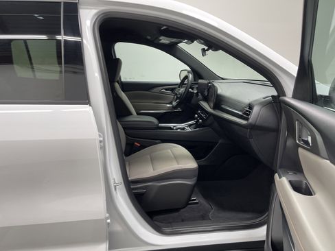 Used 2025 Chevrolet Traverse LT FWD image 26