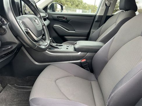 Used 2023 Toyota Highlander LE image 11