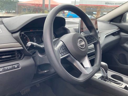 Used 2025 Nissan Altima 2.5 SV FWD image 7