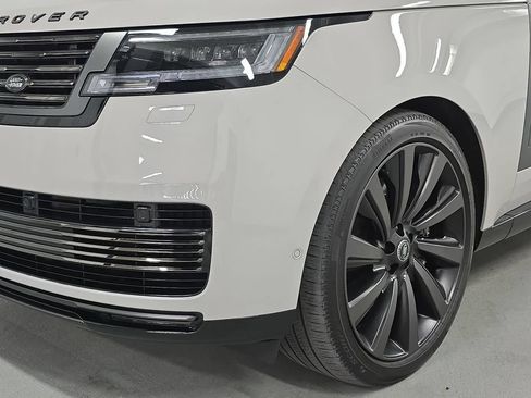 Used 2025 Land Rover Range Rover SV AWD/4WD image 11