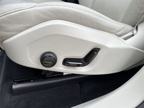 Used 2021 Volvo XC60 T5 Momentum w/ Climate Package image 18