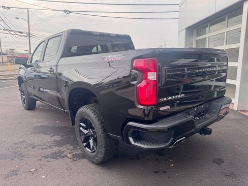 Used 2021 Chevrolet Silverado 1500 LT Trail Boss w/ Convenience Package II image 3