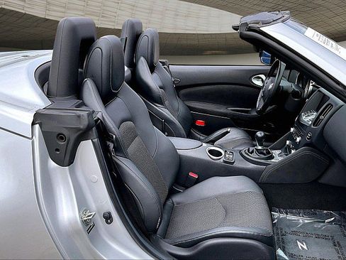 Used 2017 Nissan 370Z Touring image 7
