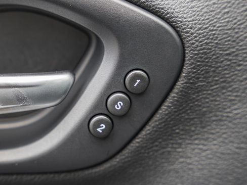 Used 2019 Jeep Cherokee Limited AWD/4WD image 41
