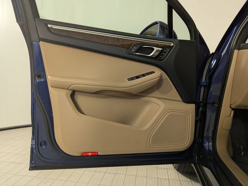 Certified 2023 Porsche Macan AWD/4WD image 21