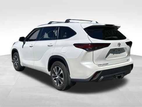 Used 2022 Toyota Highlander XLE AWD/4WD image 3