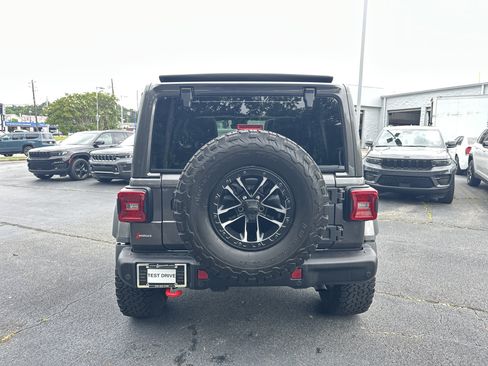Used 2025 Jeep Wrangler Unlimited Rubicon AWD/4WD image 8