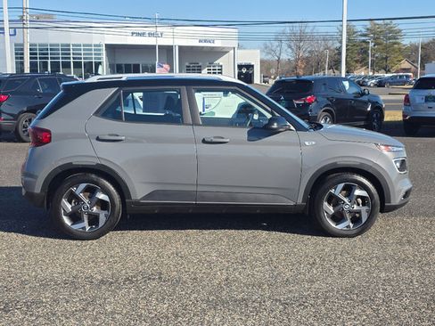 Used 2022 Hyundai Venue Limited image 17