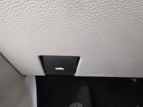Used 2018 Chrysler Pacifica Limited w/ Tire & Wheel Group FWD image 16