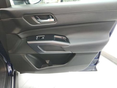 Used 2025 Nissan Pathfinder SL FWD image 40