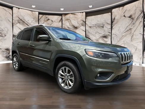 Used 2019 Jeep Cherokee Latitude Plus w/ Cold Weather Group AWD/4WD image 10