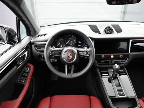 Certified 2026 Porsche Macan AWD/4WD image 18
